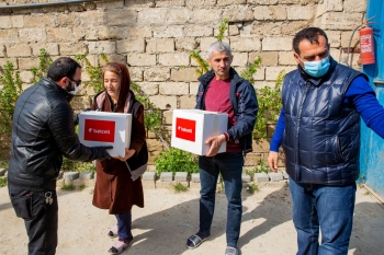 "Bakcell" Binədə yaşayan aztəminatlı ailələrə - ƏRZAQ YARDIMI EDİB | FED.az