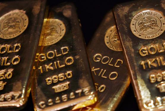 Золото подступает к 4-недельному максимуму; в фокусе ФРС и выборы в США