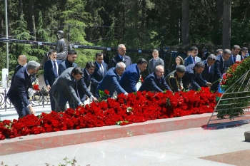 ATİB və digər qurumların nümayəndələri Fəxri Xiyabanı ziyarət edib - [red]FOTOLAR [/red] | FED.az
