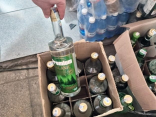 Azərbaycanda aksiz əməliyyatı: 6 min ədəddən çox araq və 5 min litrə yaxın pivə müsadirə edildi - FOTOLAR | FED.az