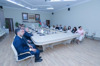 ADA Universitetinin Hüquq fakültəsinin dekanı Balaxanı neftçiləri ilə müzakirə keçirib -[red] FOTOLAR[/red] | FED.az