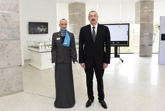 Azərbaycan prezidenti dünya şöhrətli robot “Sofiya” ilə tanış olub - FOTOLAR
