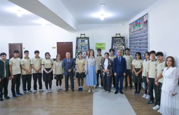 Ədəbiyyatla dolu buruqlar: [red]neftçilər Bilik Günündə Suraxanı məktəblilərini çoxdilli kitabxana hədiyyəsi ilə sevindirdilər[/red] | FED.az