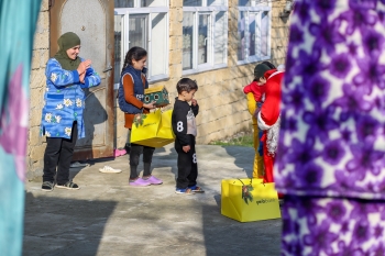 Yelo Bank-dan ucqar kəndlərdə yaşayan uşaqlara - [red]YENİ İL SÜRPRİZİ[/red] | FED.az