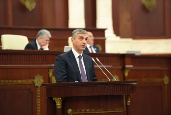 Vüqar Gülməmmədov Milli Məclisdə hesabat verir