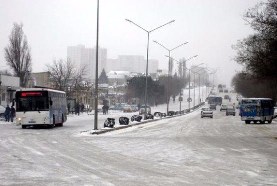 Buz bağlayan yollarda hərəkətin təmin edilməsi üçün tədbirlər görülür