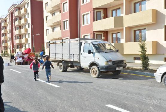 Məcburi köçkünlərə daha 300 mənzil verilib FOTO