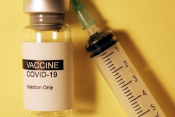 Иммунитет от закрытых границ: как проходит вакцинация от коронавируса в разных странах мира